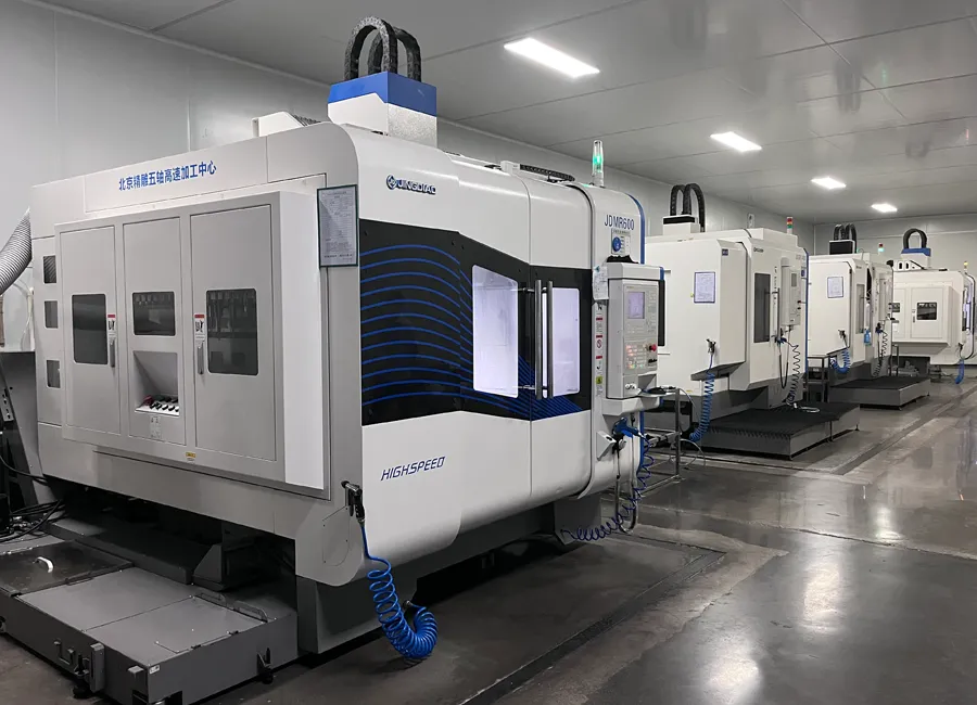 Temperature-controlled 5-axis machining workshop for high-precision parts production